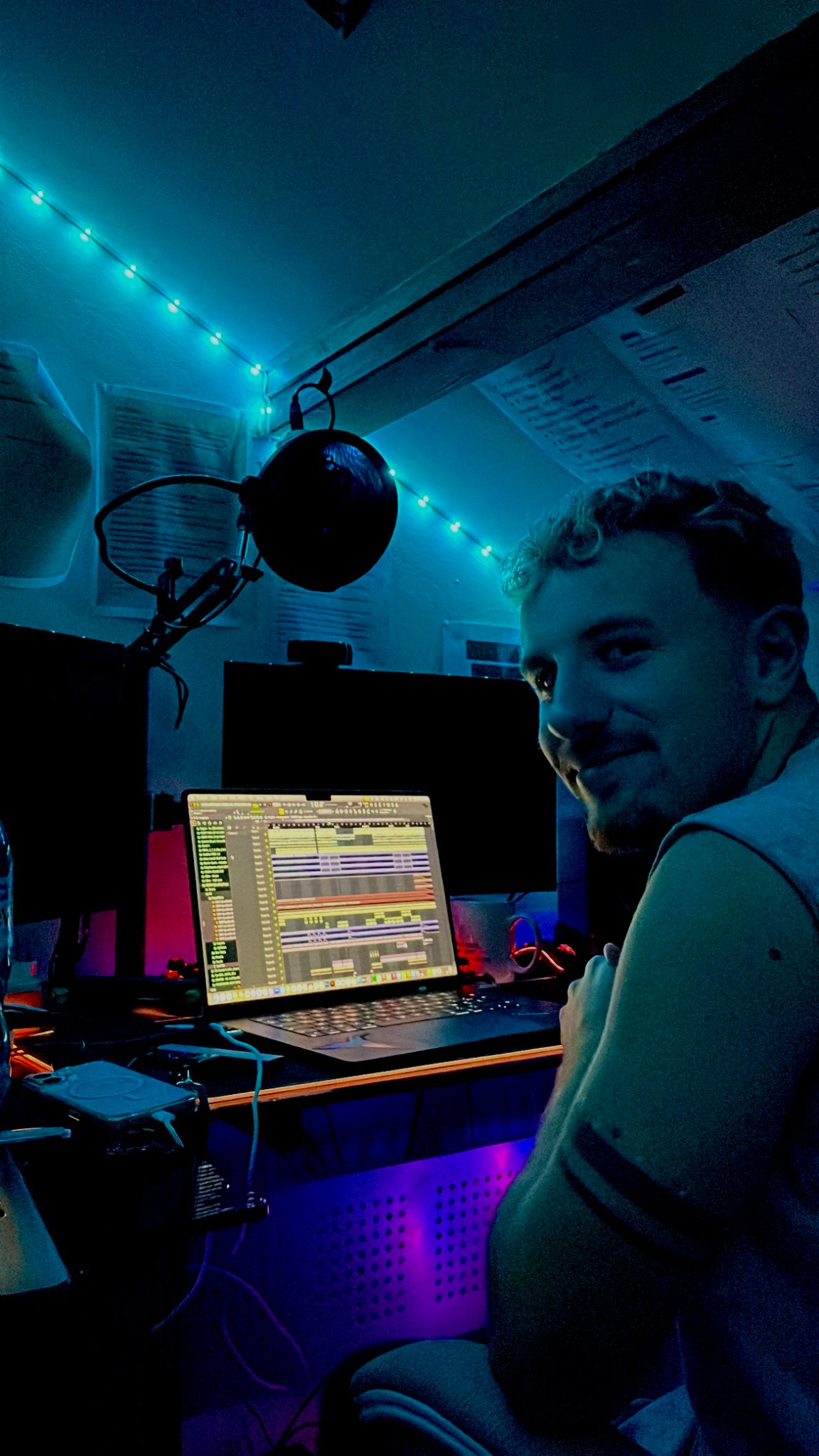 Alcer en studio devant son logiciel de production musicale