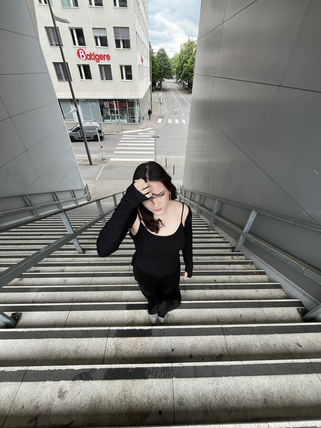 Célia dans un grand escalier, deuxième photo