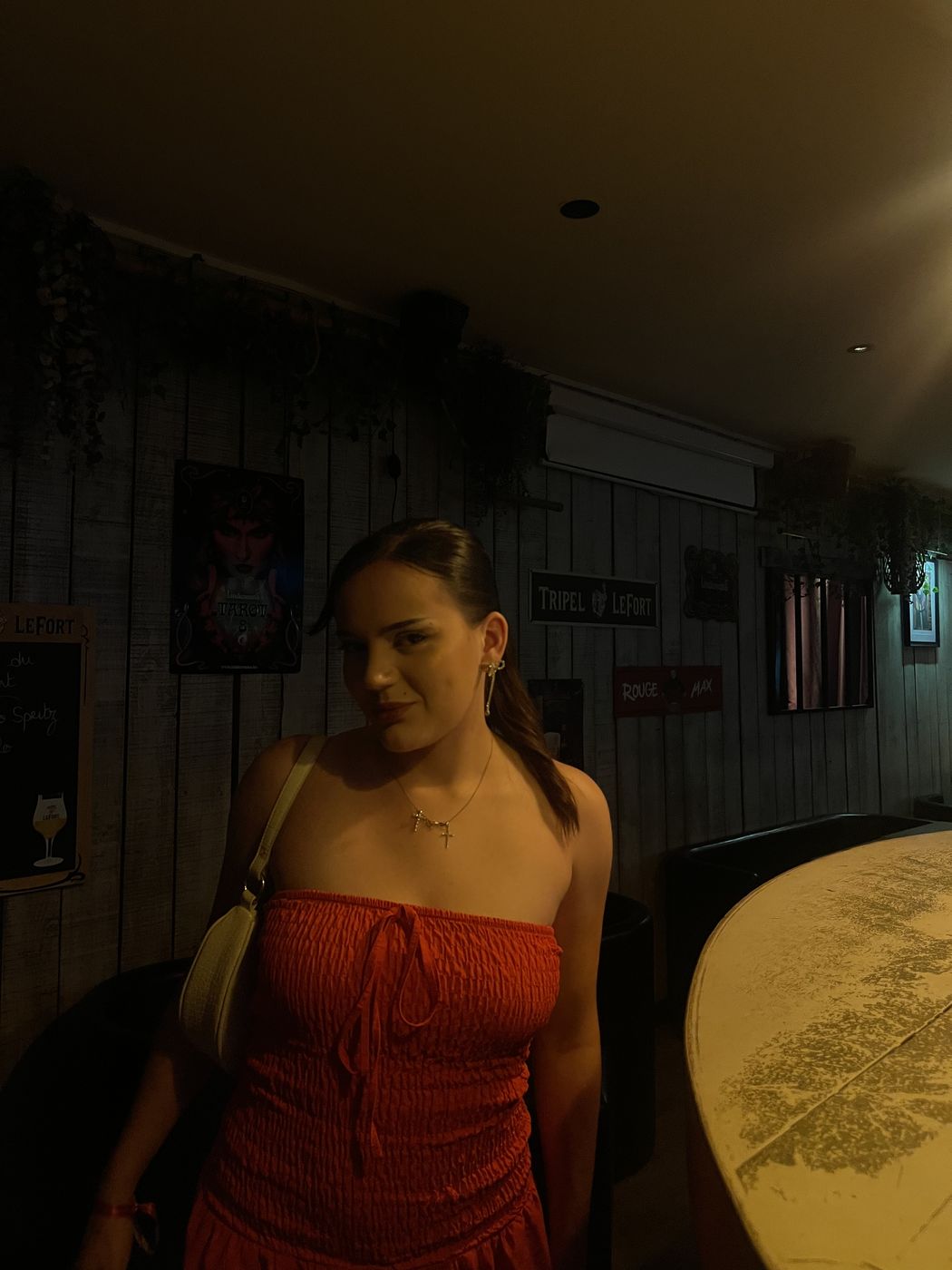 Célia en robe rouge
